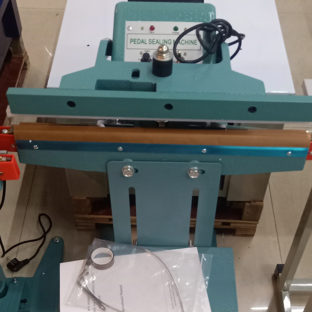 Aluminum frame sealing machine