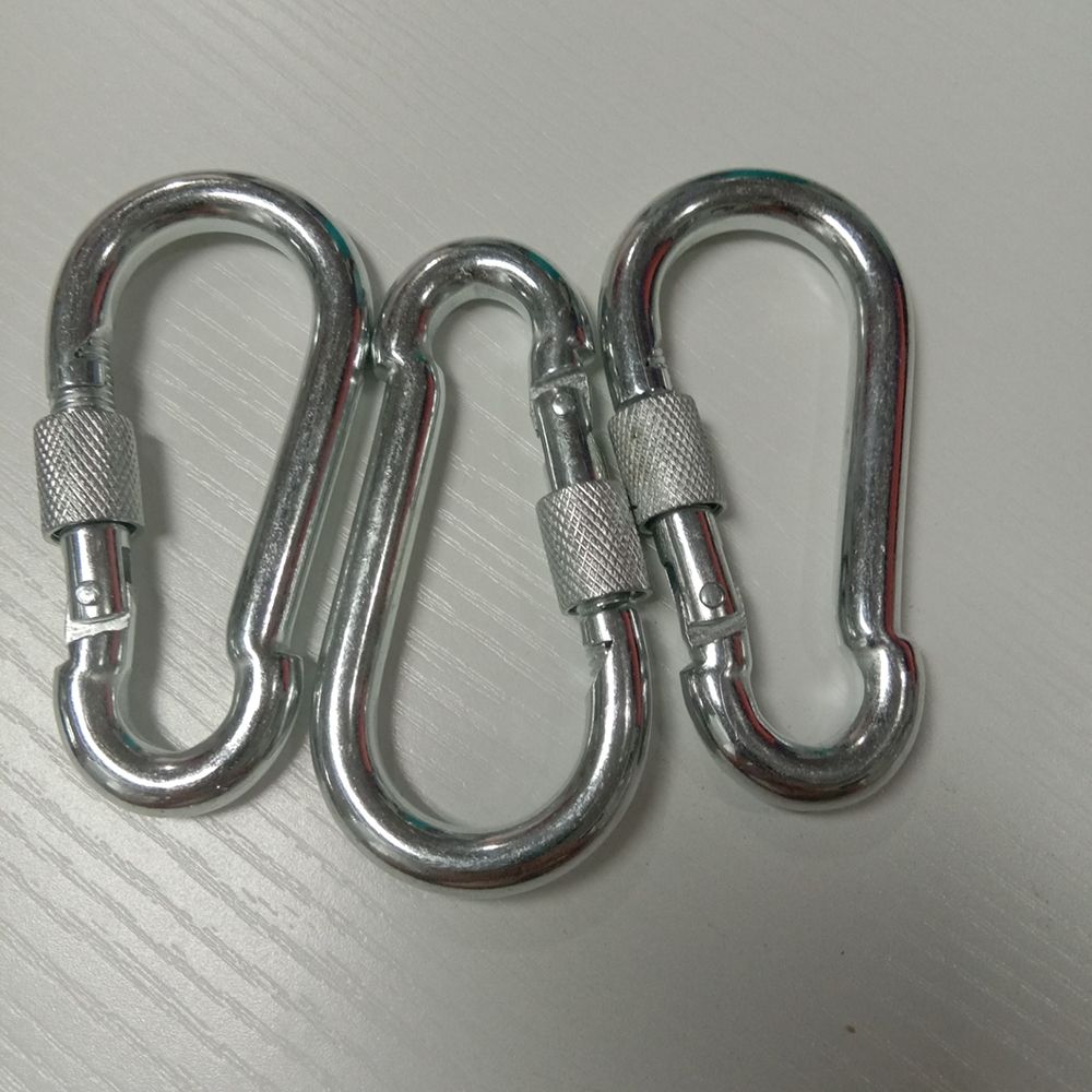 Screw spring hook hoist buckle, iron galvanized mountaineering buckle 5*50 Application Scenario
