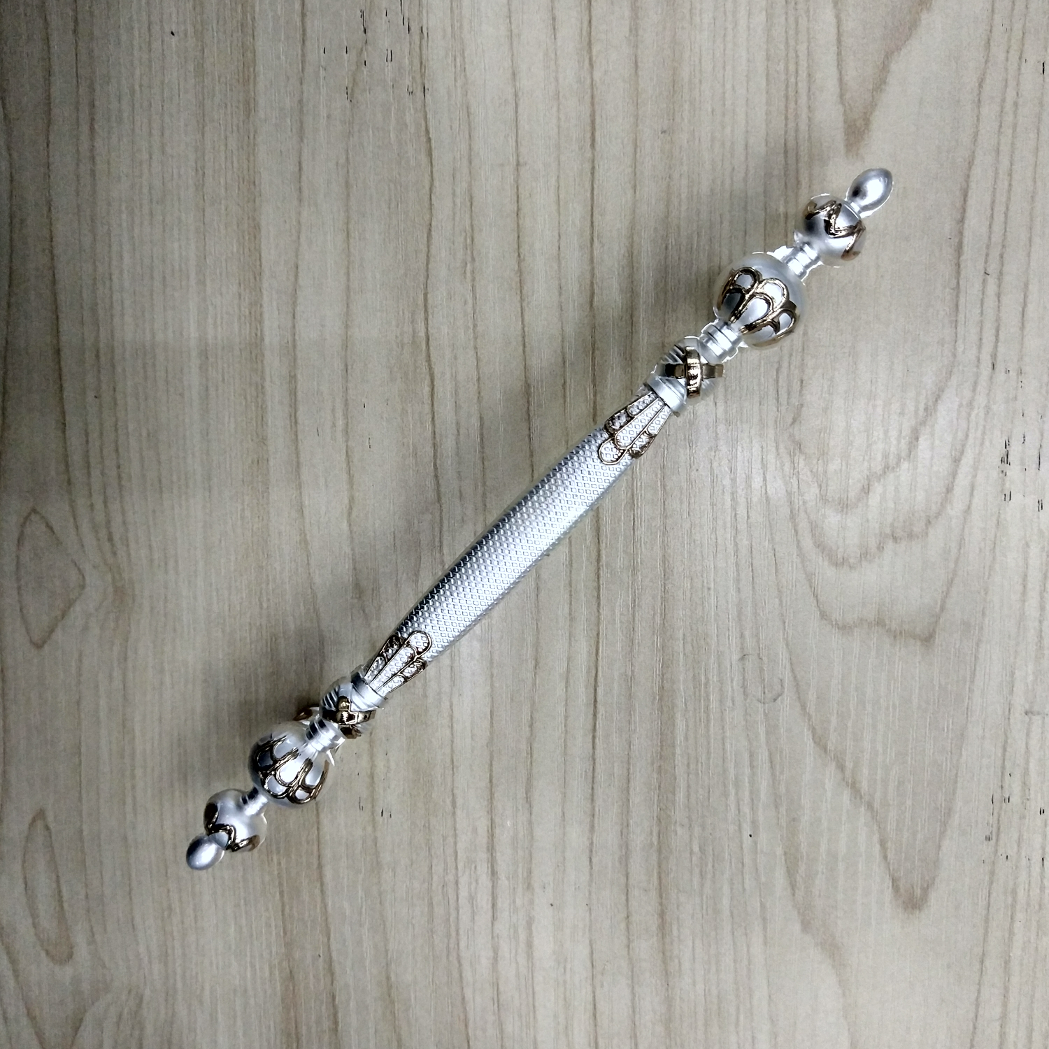 Medium size aluminum alloy gold and silver non-diamond handle