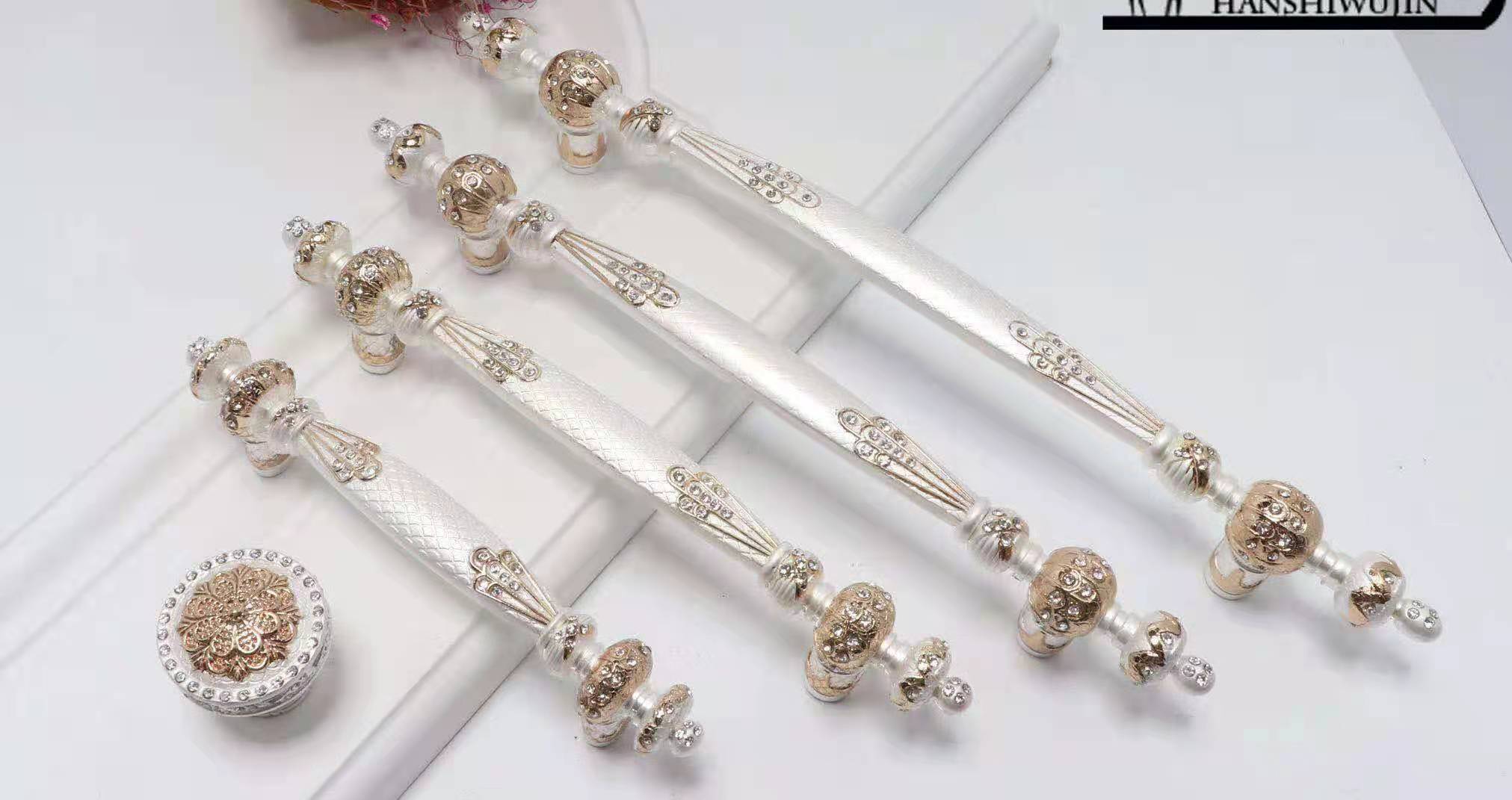 Zinc alloy handle with diamond, silver and white gold details Picture