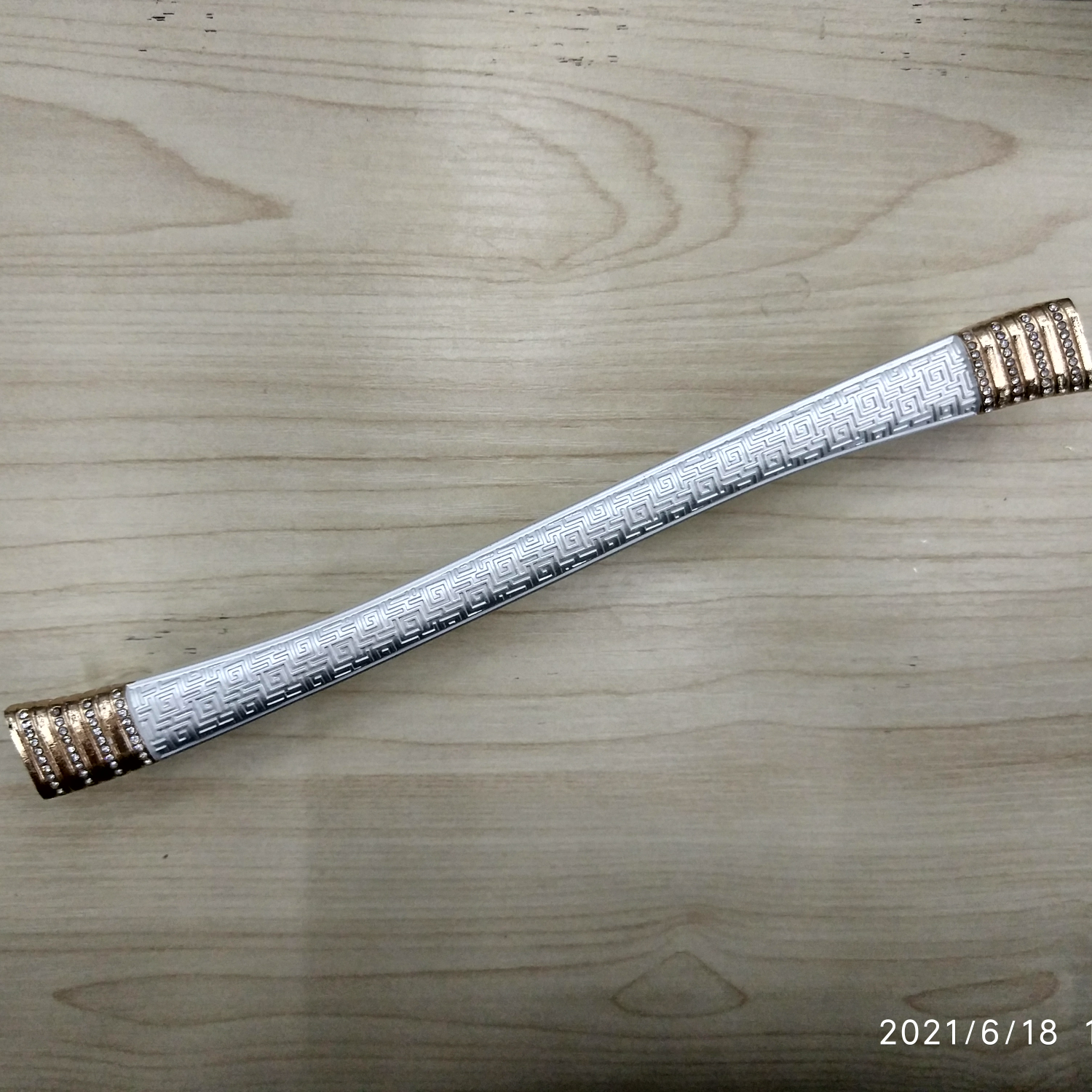 The drawer features a silver-white gold vintage handle