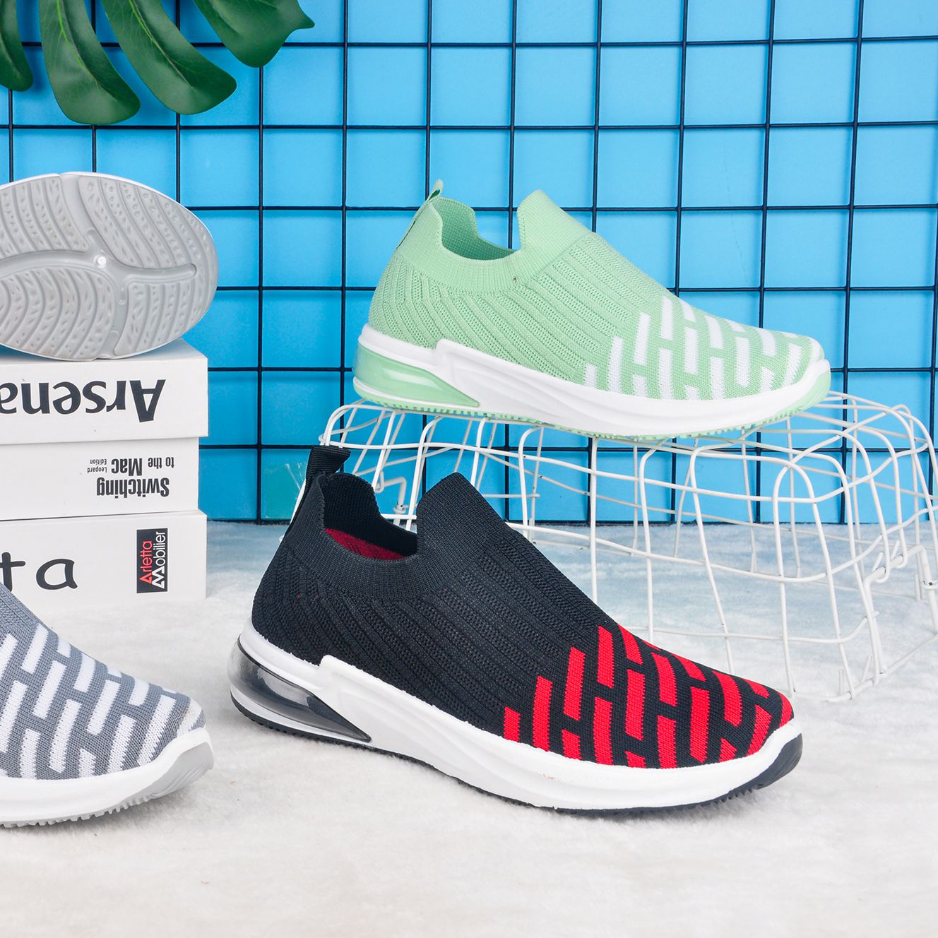 Women's flying woven sports shoes are breathable, ultra-light, anti-slip and wear-resistant for running. Customized for export and foreign trade with our own factory