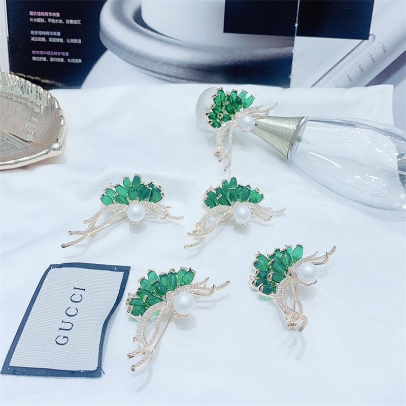 高端胸针女 配饰 简约 镶嵌绿锆石气质高雅高档气质高雅高贵典雅产品图