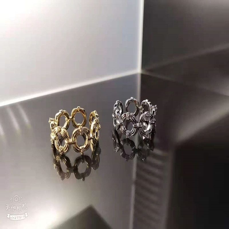 This is a simple and cool style index finger ring jewelry accessory that is the same as that of Japanese and South Korean Internet celebrities