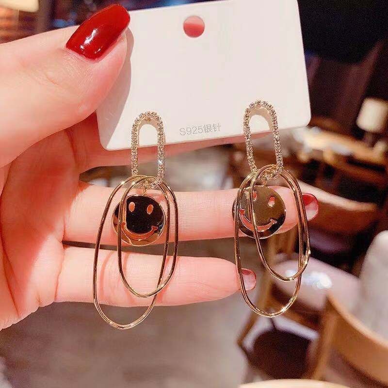 New Korean-style micro-inlaid metal oval ring hollowed-out smiley face earrings, stylish and elegant, round face slimming stud earrings detail image 2