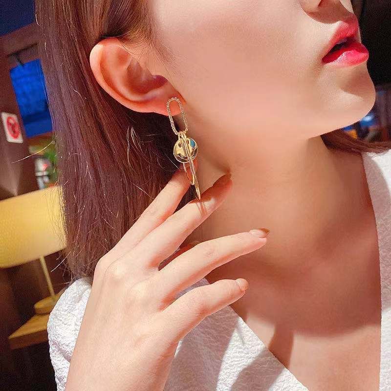 New Korean-style micro-inlaid metal oval ring hollowed-out smiley face earrings, stylish and elegant, round face slimming stud earrings