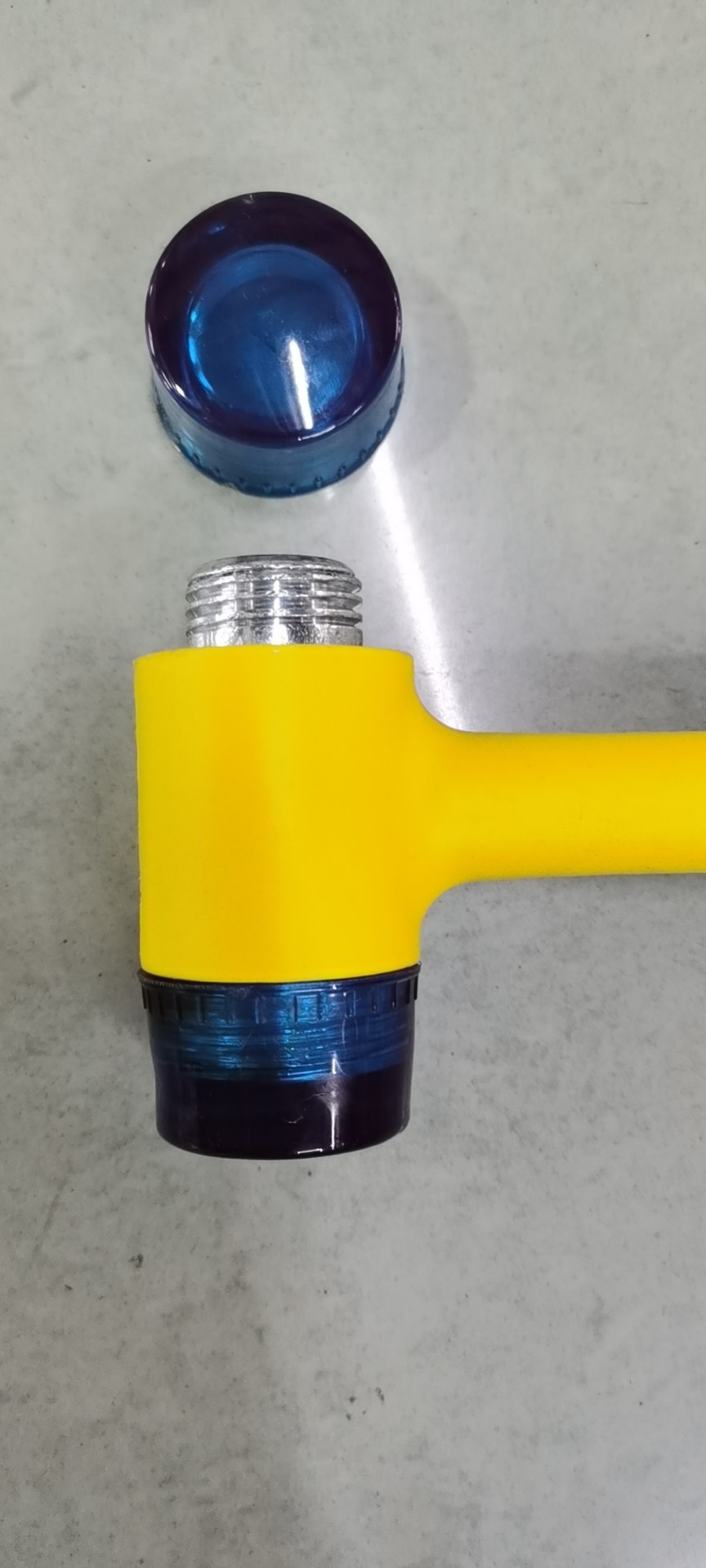 مطرقة مطاطية مطرقة مطاطية مثبتة على مقبض بلاستيكي، 2021. detail image 7