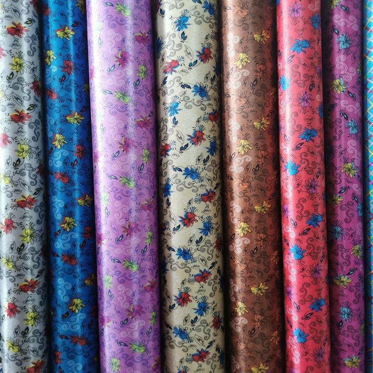 Color dinkin print series estampado de estrellas 100% poliéster tejido en la parte inferior con espuma de PVC