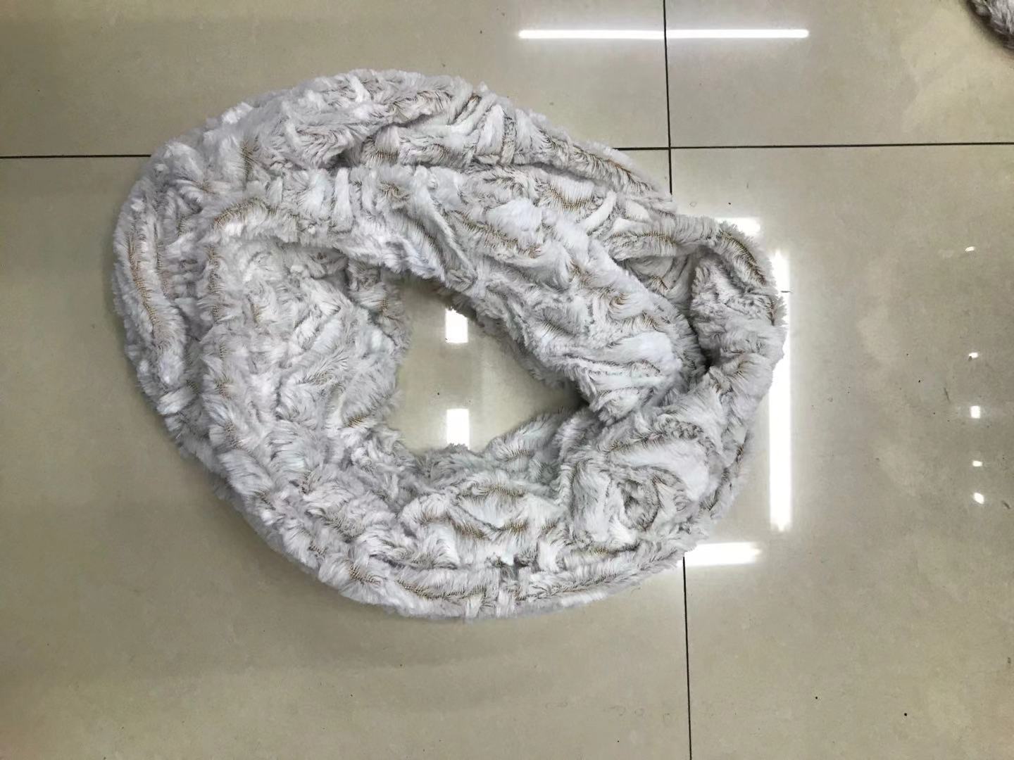 High-end, elegant, warm, soft and comfortable embossed rabbit scarf detail image 5
