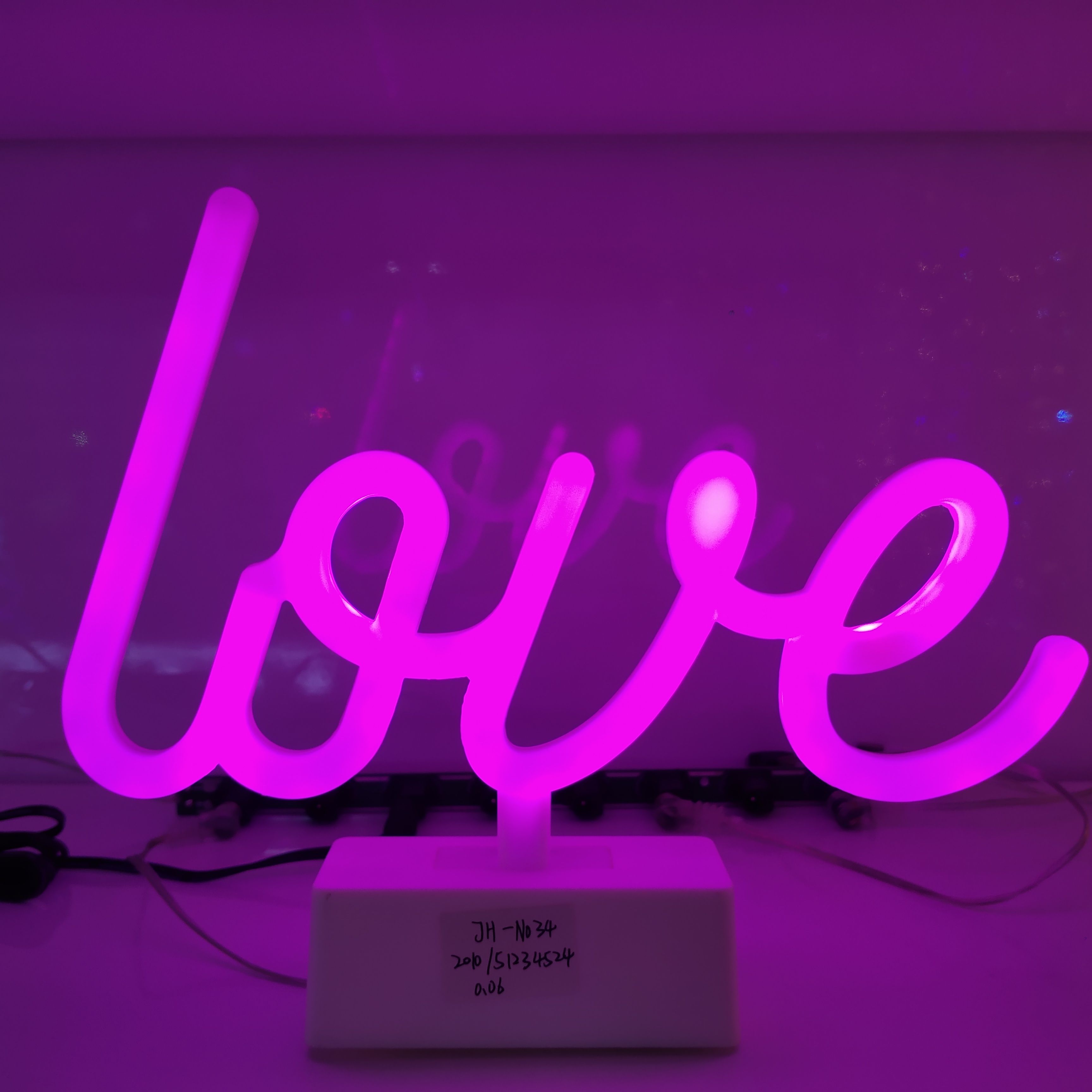 led霓虹灯宿舍ins网红房间卧室背景装饰love字母造型灯产品图