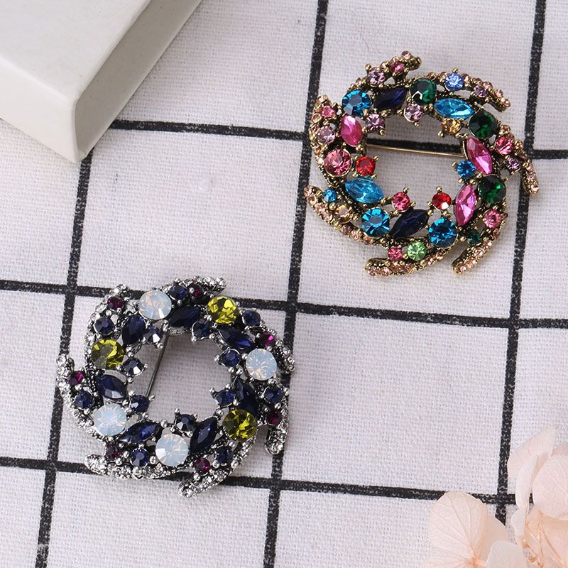 Direct Christmas wreath brooch