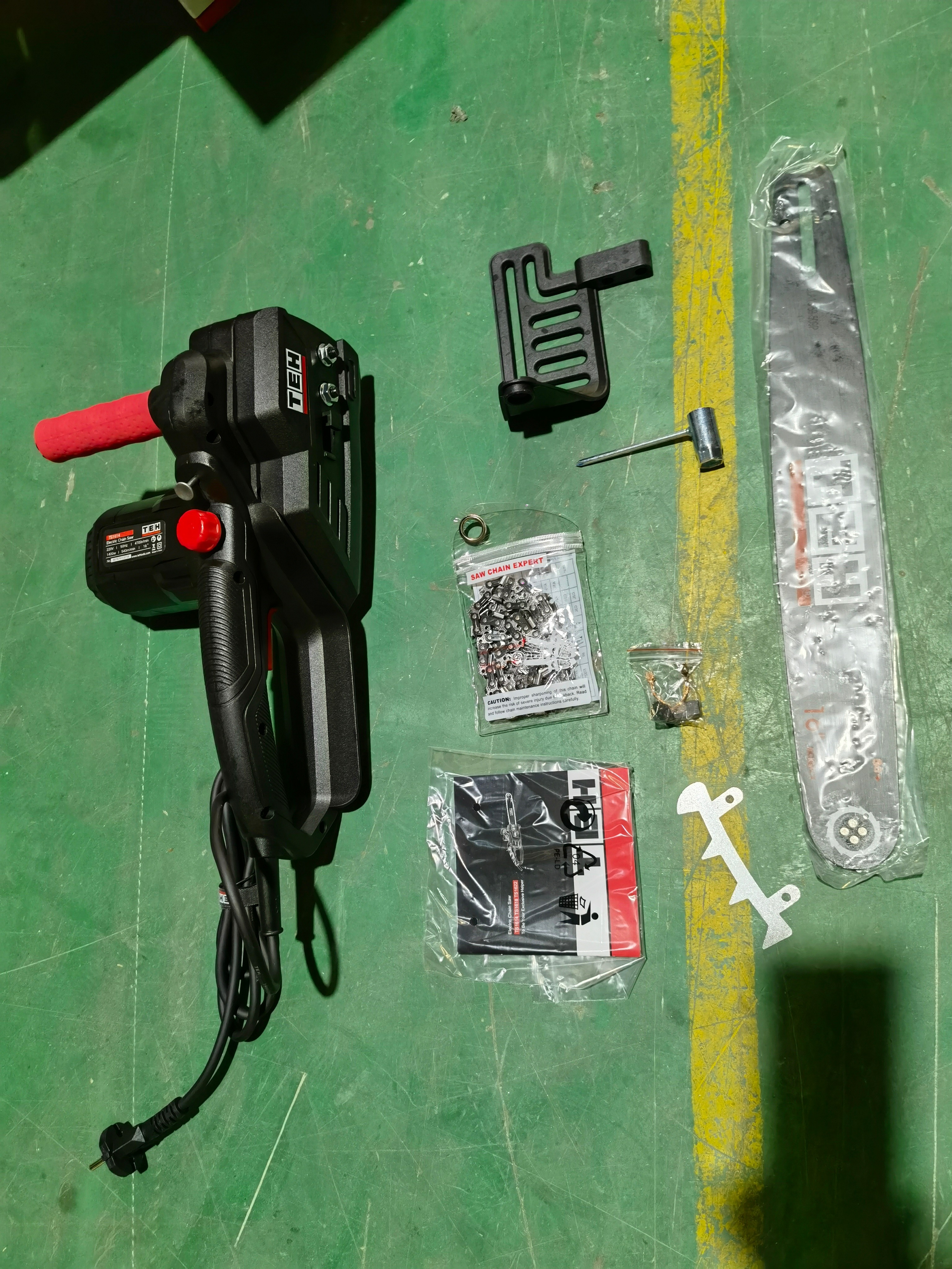 Teh Ts1614:16' 1400W Electric Chain Saw full figure