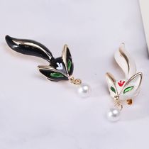 Manufacturers sell fox brooches directly