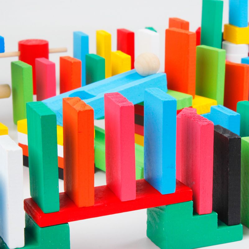 The 580-piece wooden toy, educational and intellectual game, Domino, is highly entertaining and colorful. It can cultivate logical thinking ability and exercise hand-eye coordination. It is a parent-child game for early education and enlightenment training Application Scenario