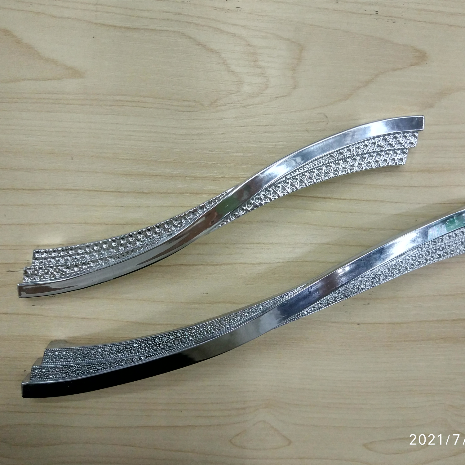 Zinc alloy furniture handle with false drill 96MM