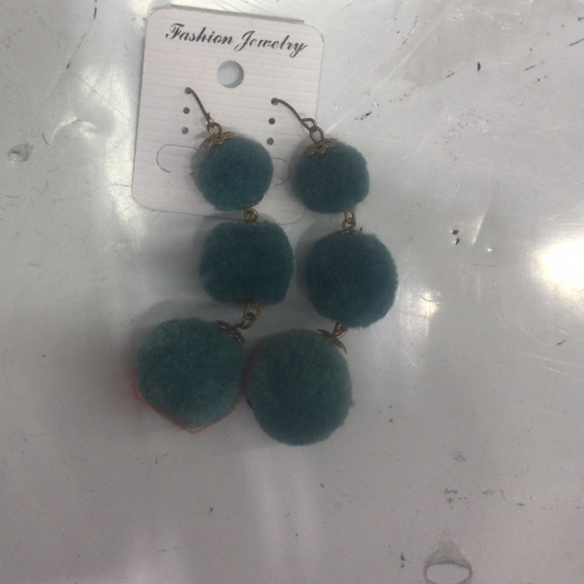Green three-hair ball earrings
