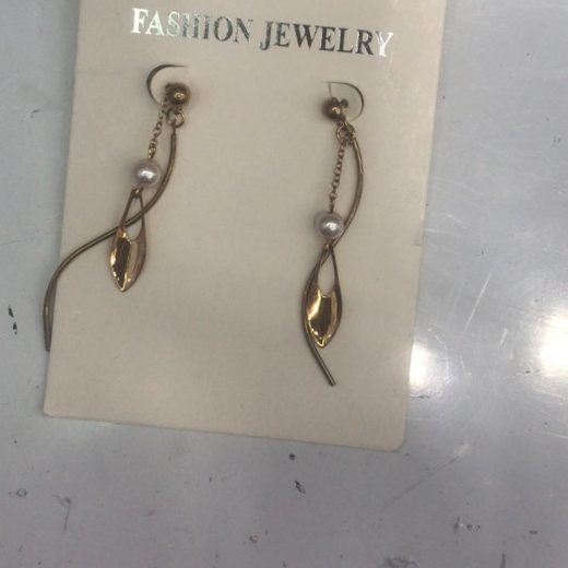 Small fragrance wave wave earrings women new fashionable pearl earrings fashion everything long studs earrings