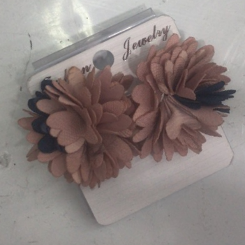 时尚简洁淑女休闲款布艺花型粉色拼黑色耳钉耳环