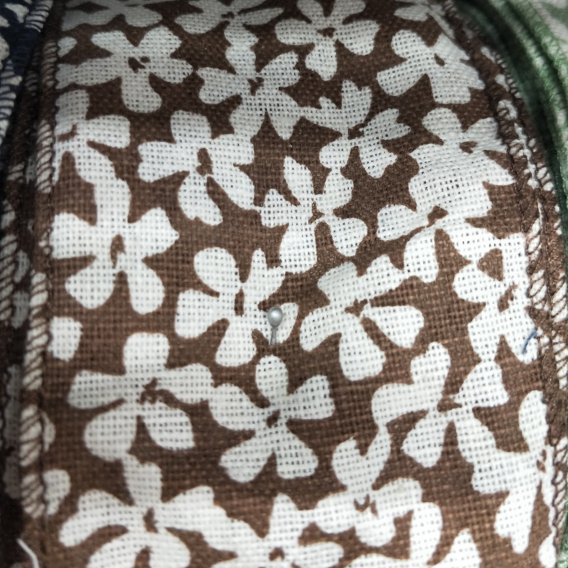 Small brown flowers with wire edge clear moving hair accessories, clothes, etc. can be tried