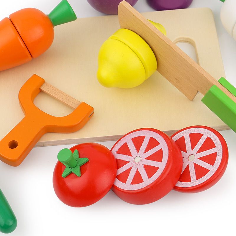 Wooden toys are highly entertaining and come in a variety of colors. They are educational games that cultivate hands-on skills and logical thinking abilities. They are also good for parent-child games. The wooden box vegetables are cut and looked at details Picture