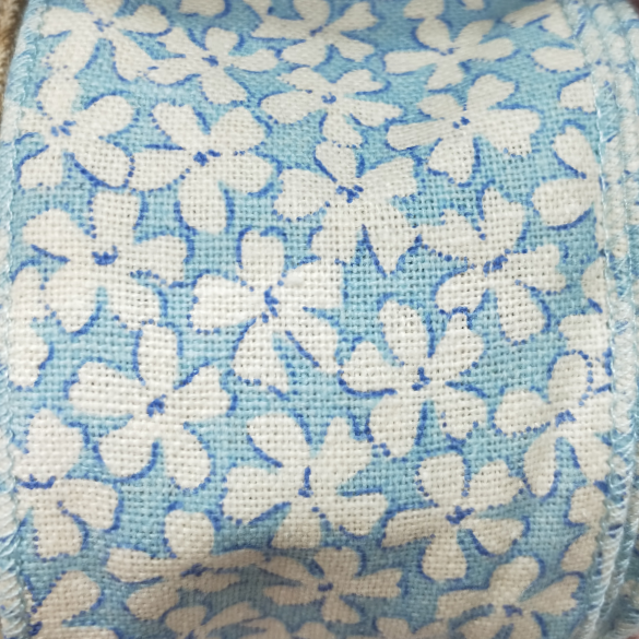 Small blue flower edge with wire trial hair accessories can be worn