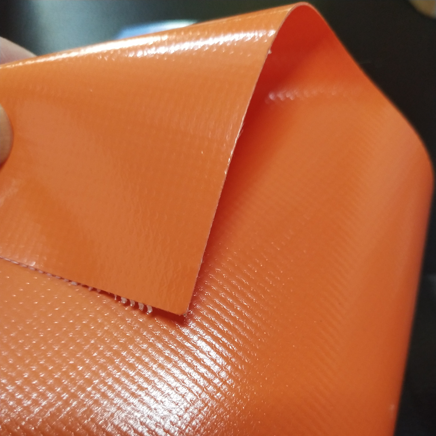 橘黄色光面PVC夹网布  箱包布  机器罩家具罩体育游乐产品专用面料图