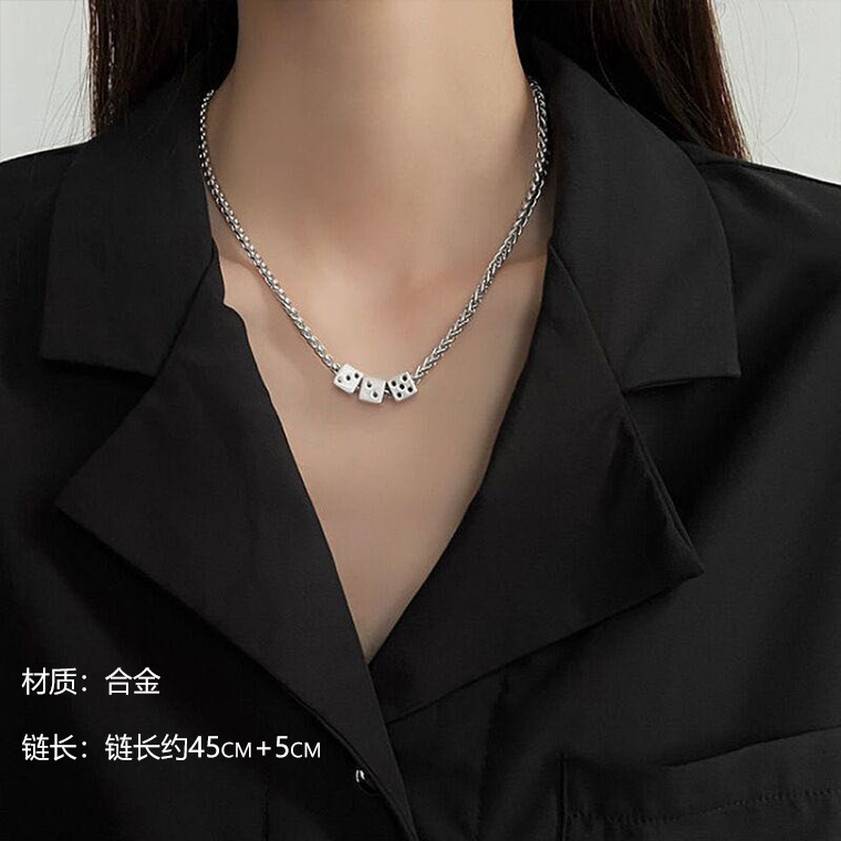 European and American retro hip-hop sweater chain heart letter necklace, women's Instagram simple, fashionable and individual collarbone neck chain accessory 6807 Application Scenario