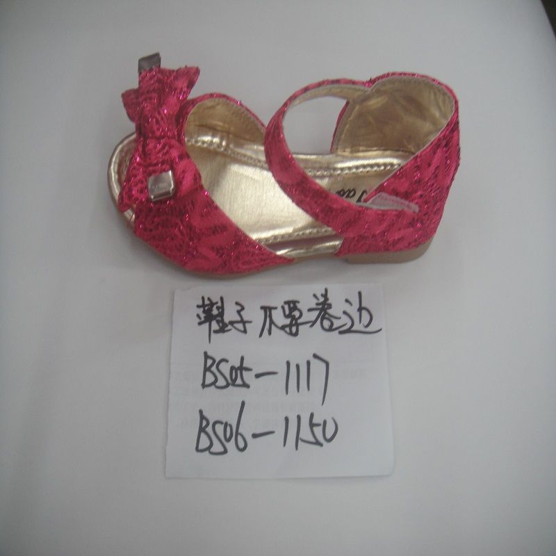 Exquisite buckles on girls' sandals