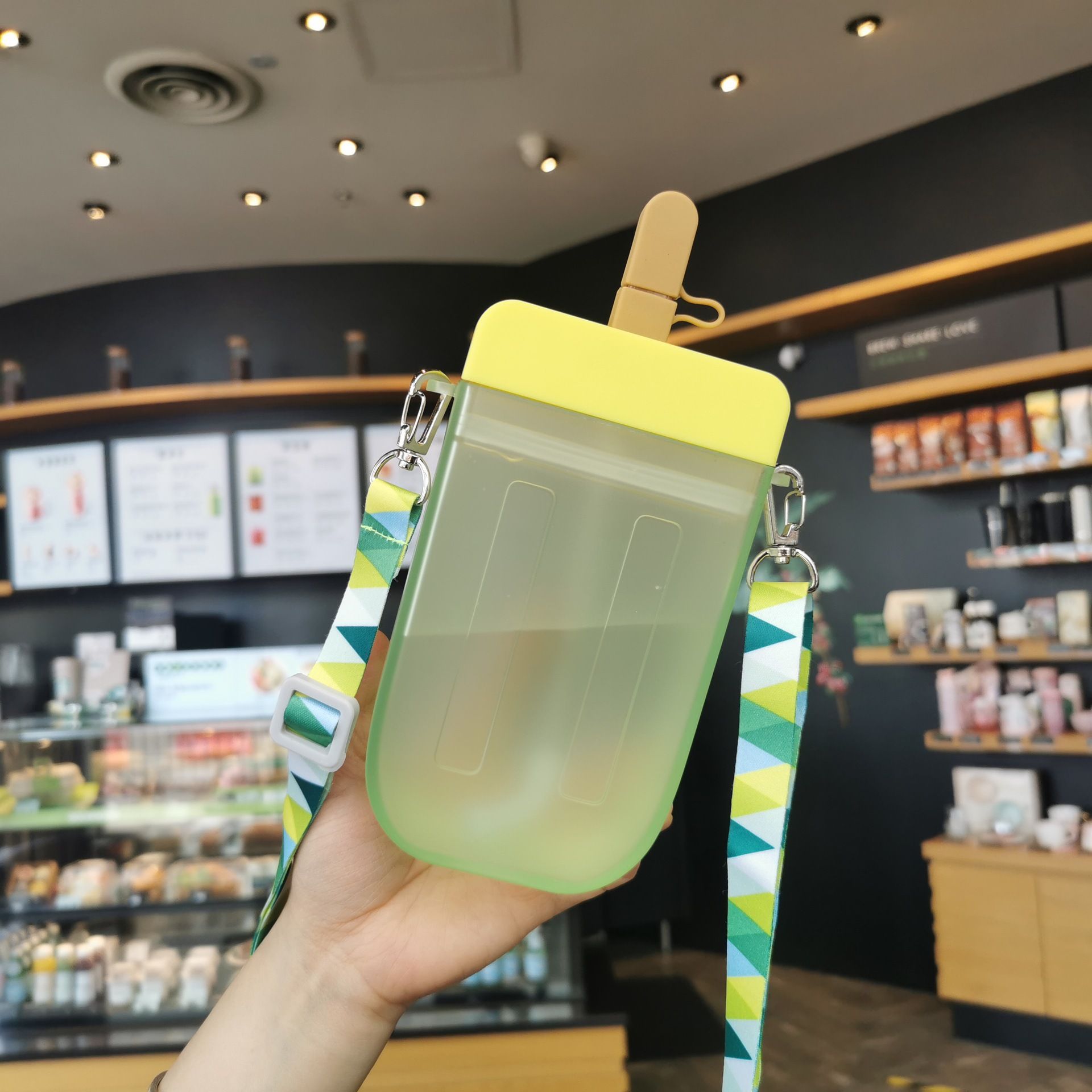 塑料杯实物图