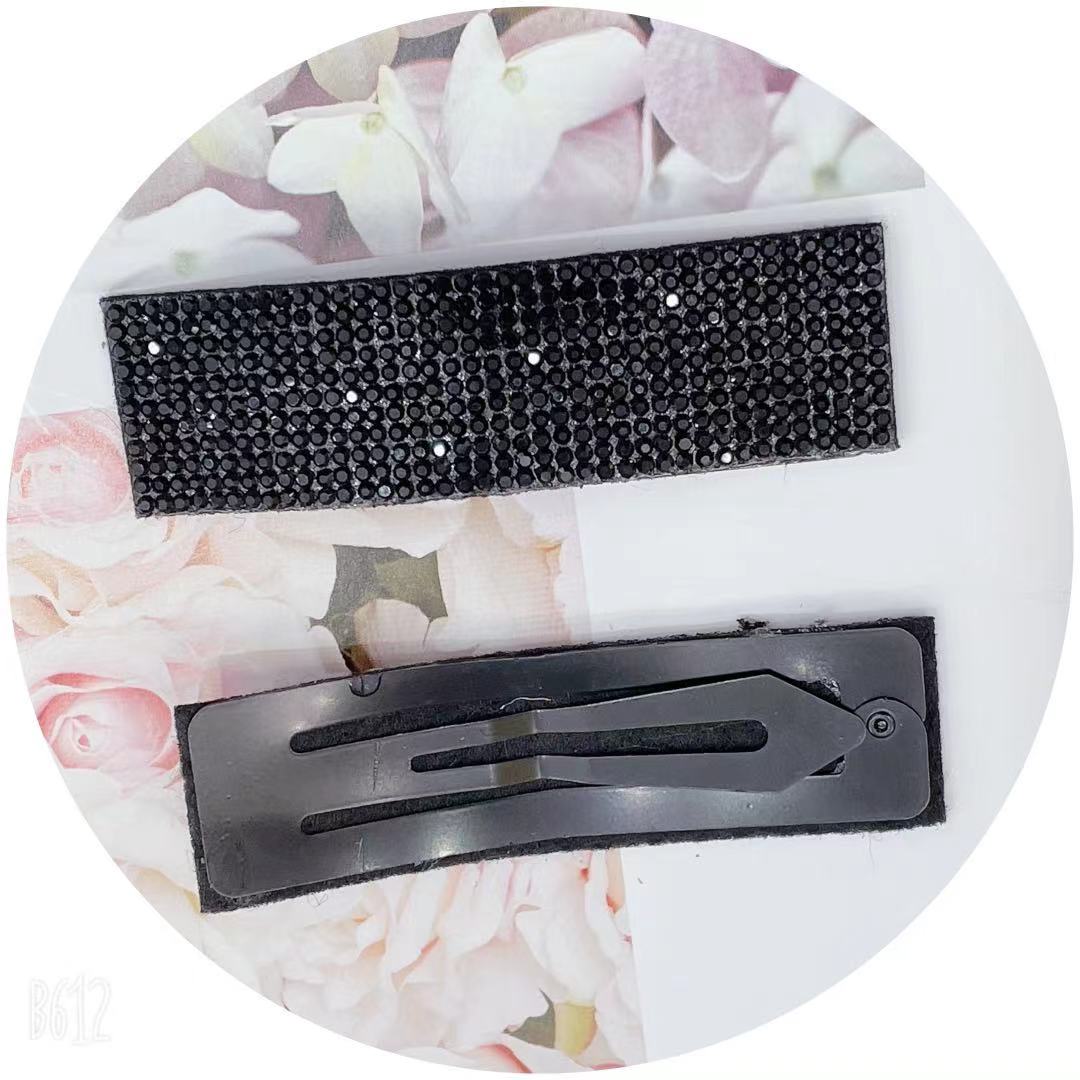 Tianyi Accessories, a popular and trendy product for women, features a high-end alloy with full diamonds, square accents, and black accents