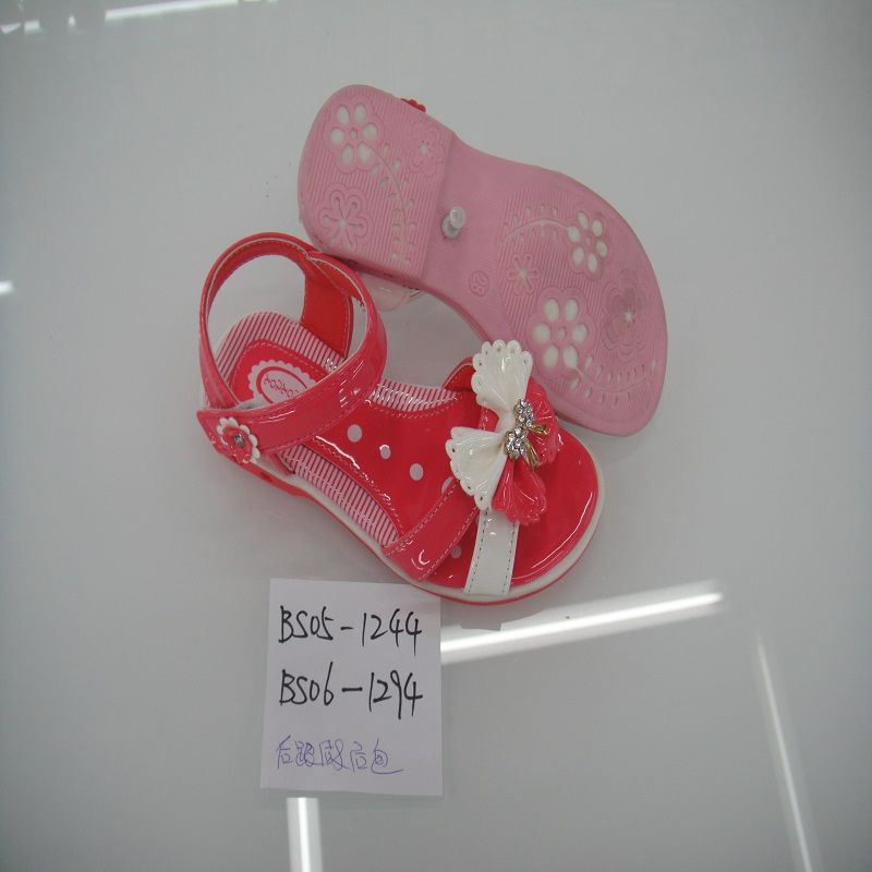 Children's sandals with bright leather and exquisite fasteners