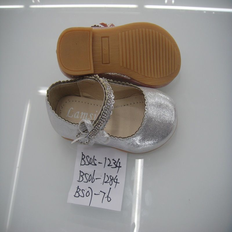 The children's single-shoe dance shoes are shining brightly