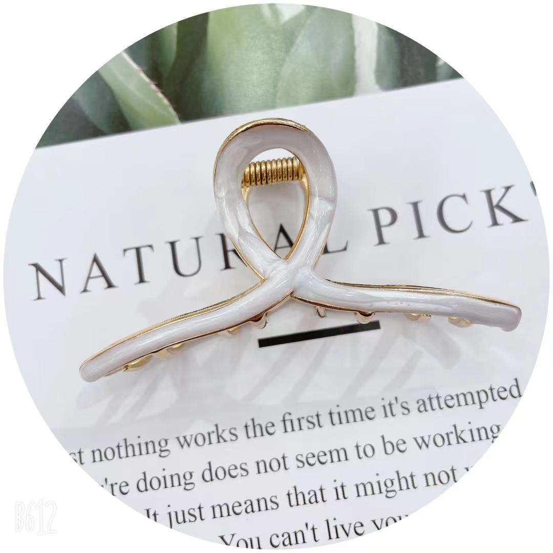 天意饰品 网红爆款 女士时尚高端   合金画油衣架中爪      米白色