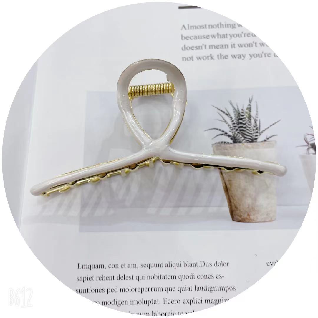 天意饰品 网红爆款 女士时尚高端   合金画油衣架大爪       米白色