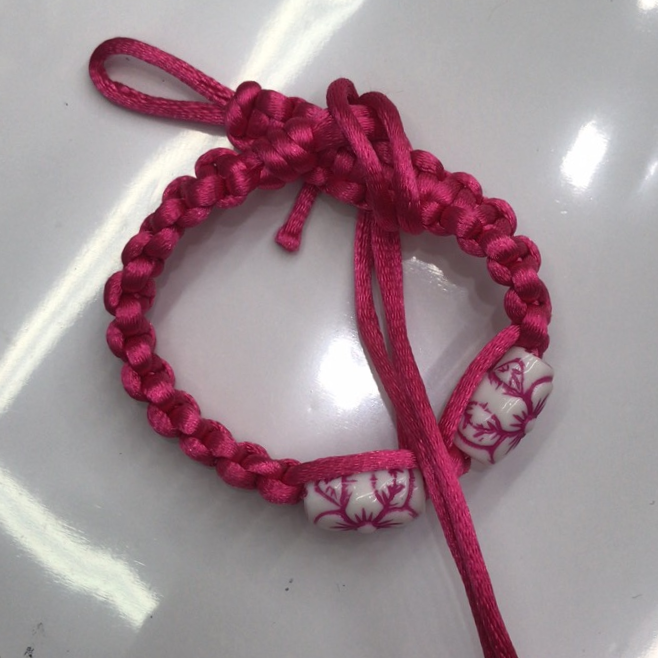 Hand woven monochrome bracelet Polyester thread flat knot braid hand accessorized beads Cute shape bead bracelet ZZ-003