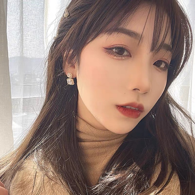 South Korea Micro Inset Zircon Fine Temperament Fashion Big Diamond Gold Plated Simple Trend Female Small Fairy Silver Needle Square Diamond Earrings Application Scenario
