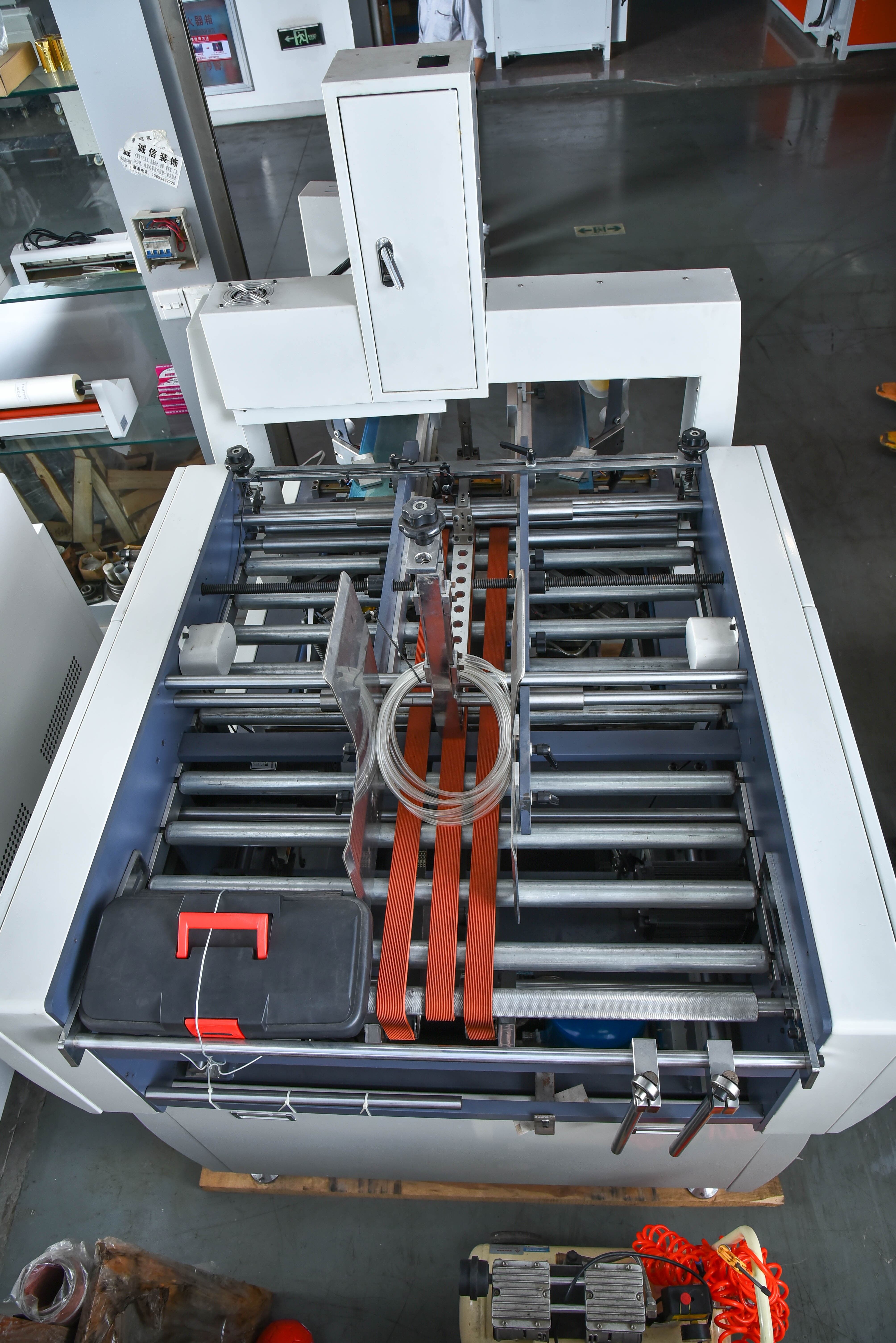 Gift box automatic four-sided corner pasting machine, corner cutting machine, deposit. Establish a physical store of printing machinery with good quality and favorable prices detail image 5