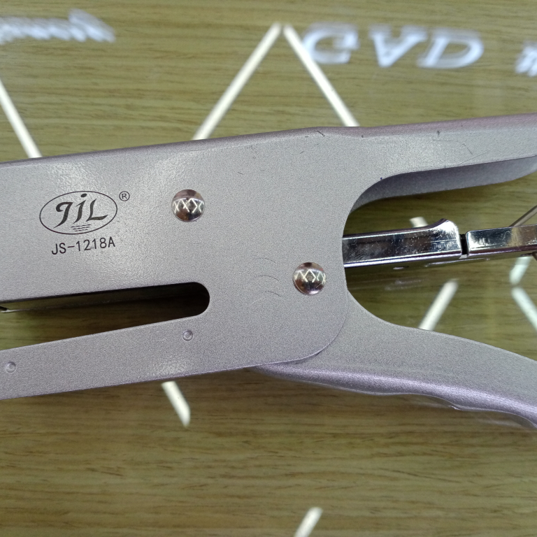 The 1218A oil-sprayed stapler is silver thumbnail