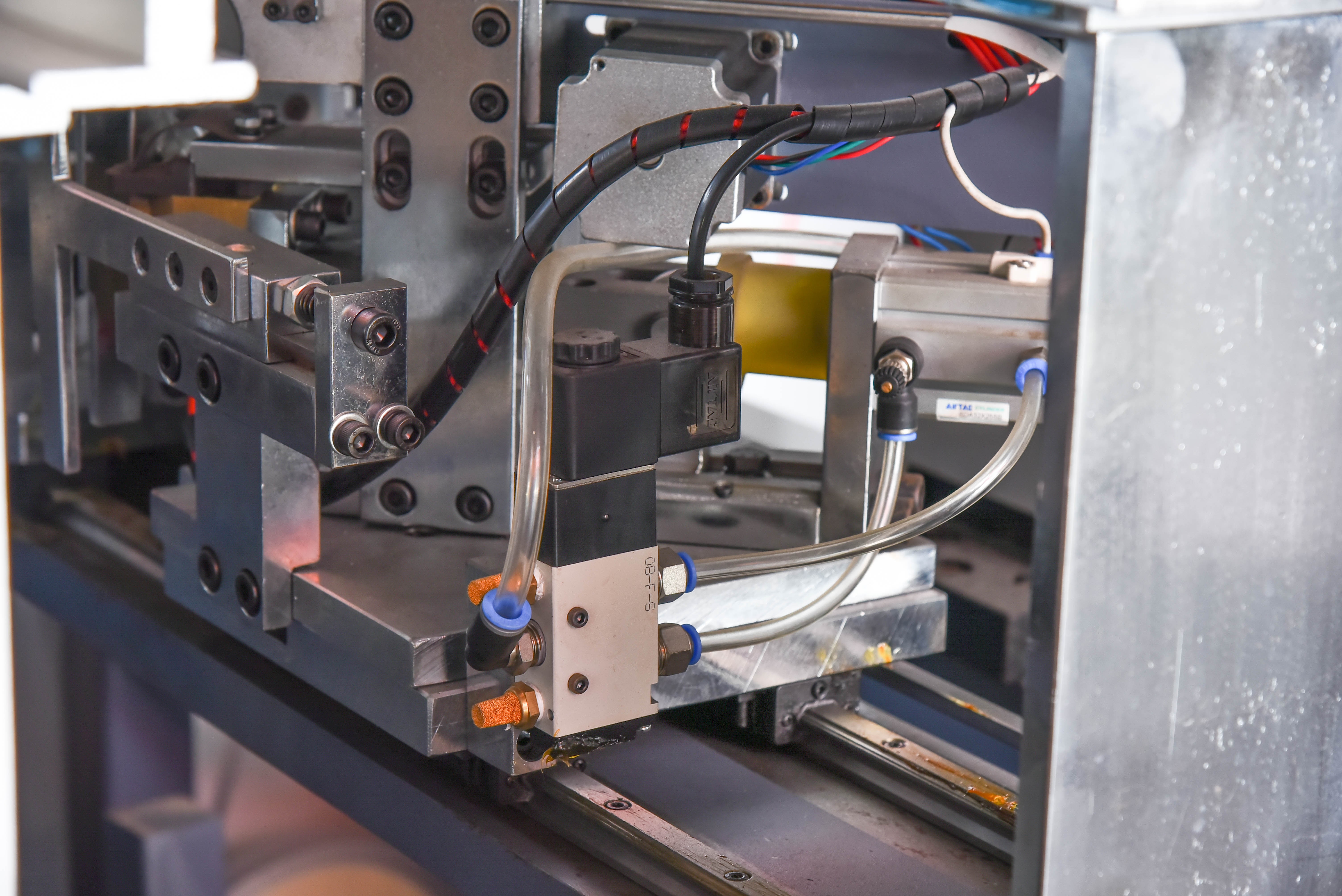 Gift box automatic four-sided corner pasting machine, corner cutting machine, deposit. Establish a physical store of printing machinery with good quality and favorable prices detail image 6