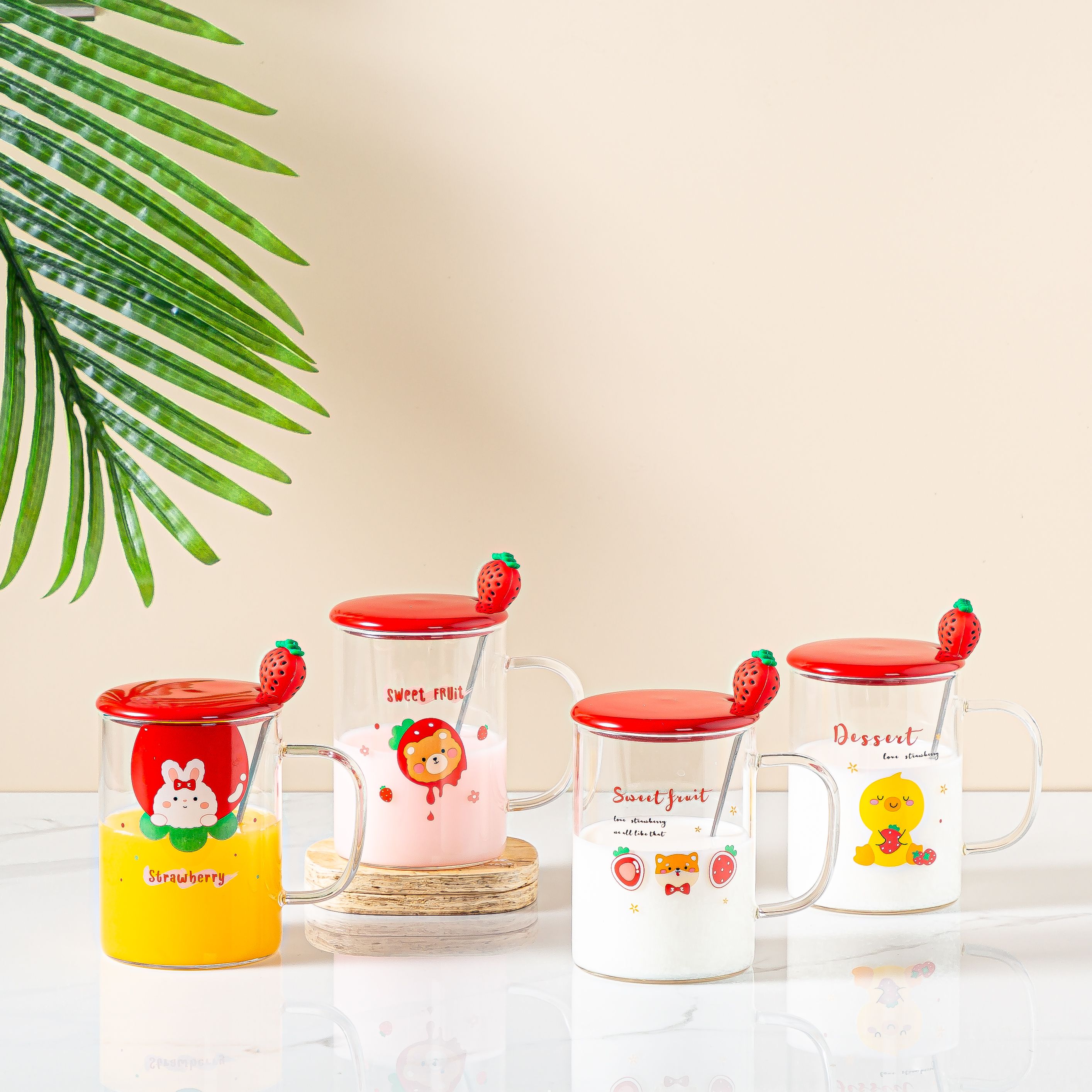 New InS-style cute glass cup, cartoon strawberry transparent water cup, home beverage coffee cup, covered spoon, Zhuoqia 034