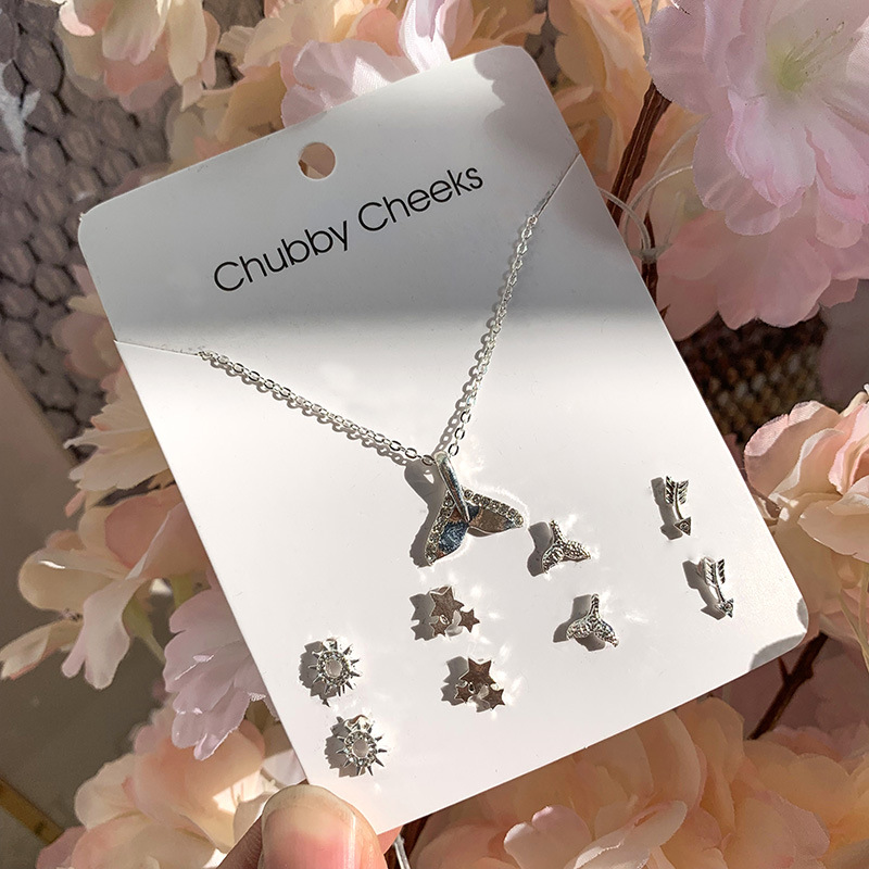 Korean four-leaf clover pearl heart-shaped necklace for women, Weekly earrings, collarbone chain set, 5679 Application Scenario