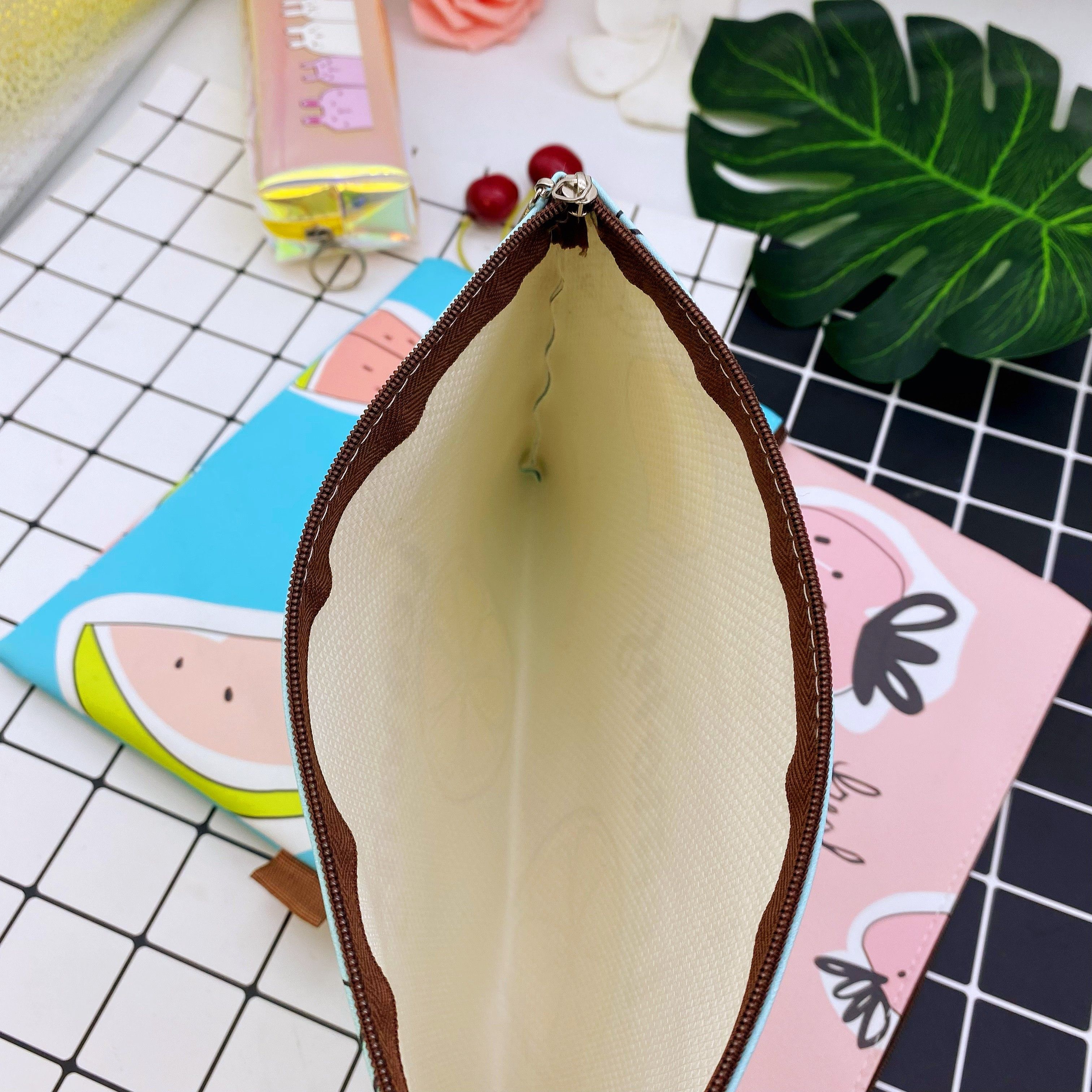 The A5 Large-Capacity Stationery And Pen Bag For Primary And Secondary School Students Is Designed In A Rectangular Shape With A Variety Of Styles Specification drawing