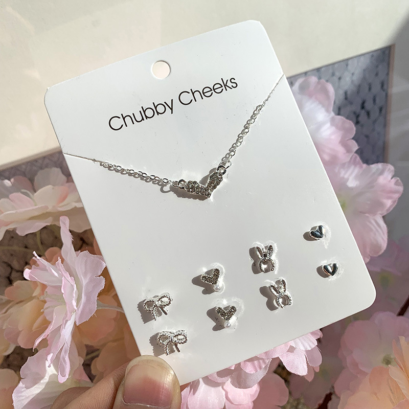Korean version four-leaf clover pearl heart-shaped necklace for women, Weekly earrings, collarbone chain set jewelry chain 6798 Application Scenario