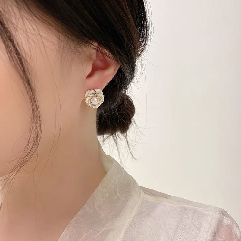 韩国新款珍珠母贝水钻山茶花朵耳钉高级感气质耳环银针耳饰批发