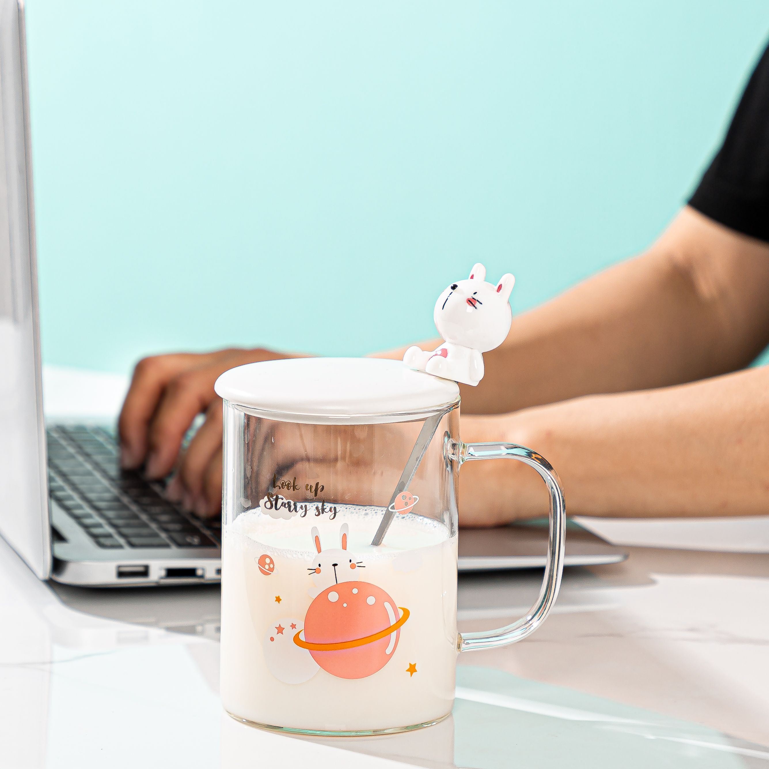 Creative cartoon glass cups with covered spoons, planet cups, cute boy and girl student coffee cups, household breakfast transparent cups, Zhuoqia 074 Application Scenario