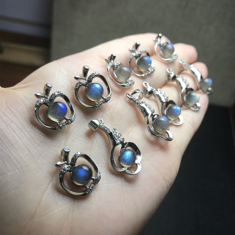 The exquisite natural grey moonlight pendant of the bright crystal jewelry is set in international standard 925 sterling silver, with each piece shining brightly, smooth and delicate Specification image