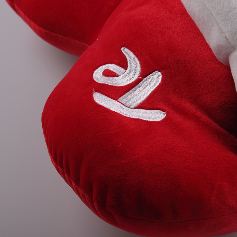 Plush heart-shaped cushions of various sizes detail image 3