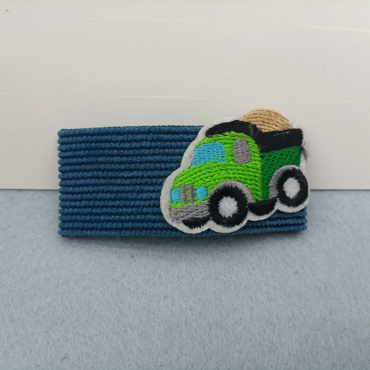 绿色小汽车灯芯绒夹