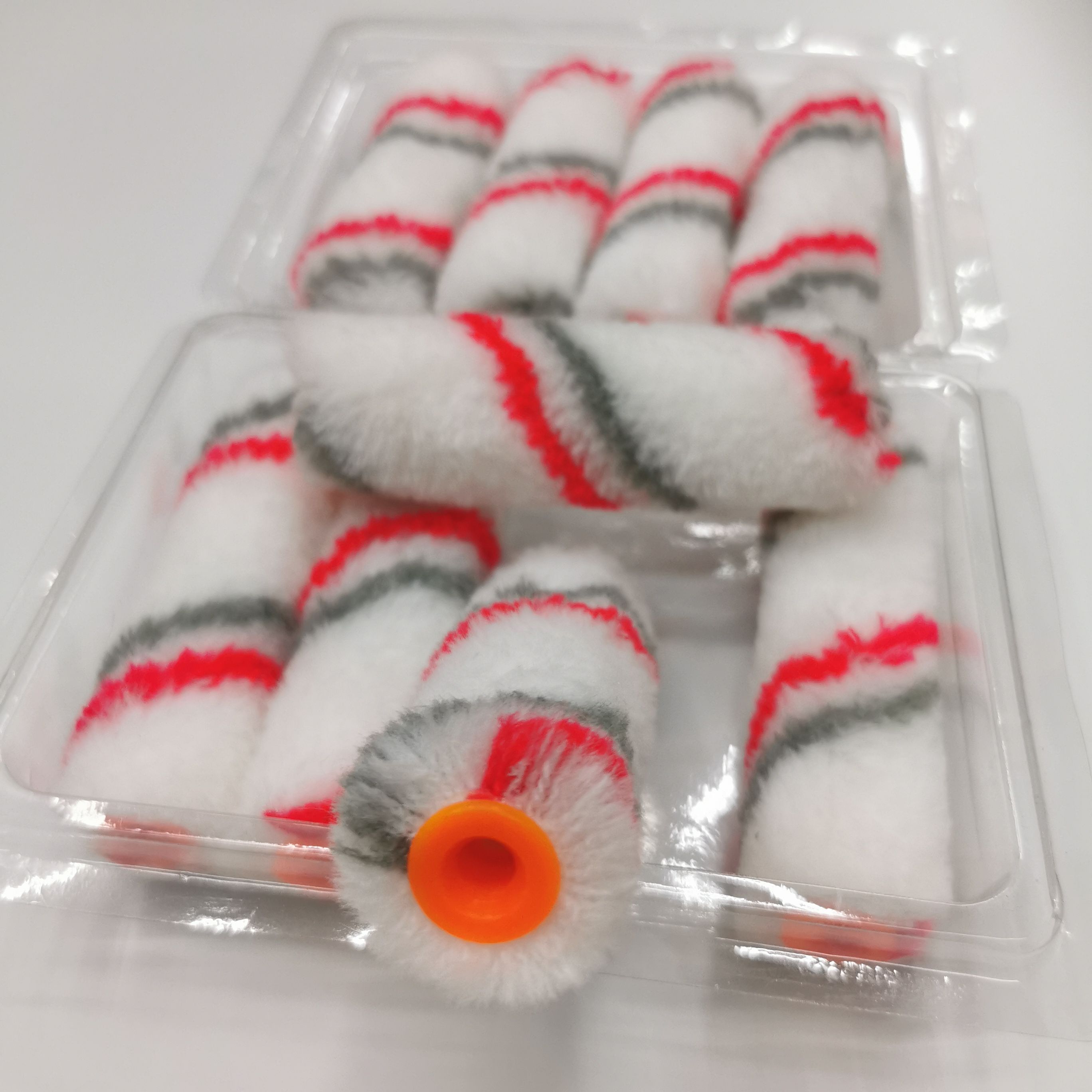 4-inch thumb small bristle roller brush, mini roller brush, wall painting tool, paint the floor with red and gray strips mixed fabric Application Scenario