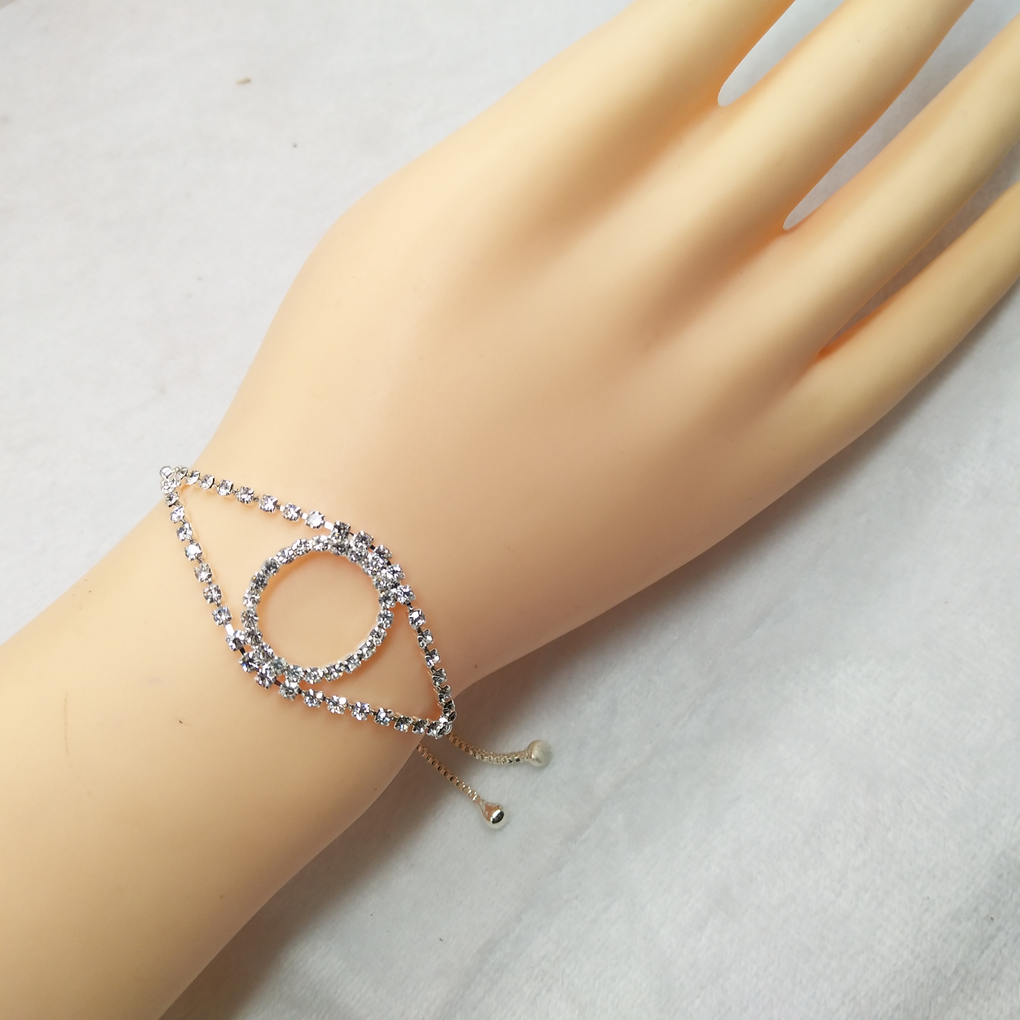 The 2021 new full-diamond bracelet is a popular accessory and adjustable bracelet